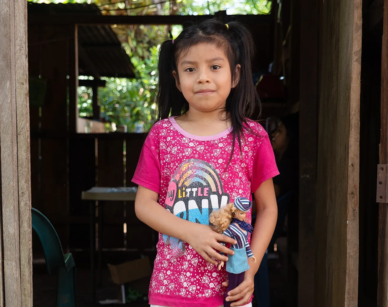 A community member wearing a Fundación Elva Fonseca t-shirt