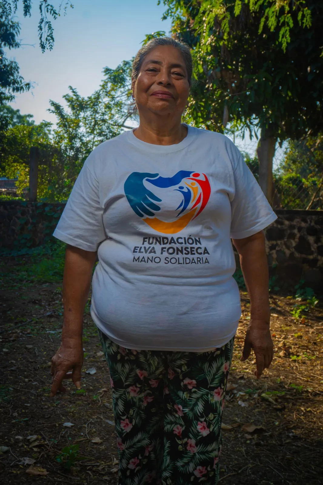 A volunteer wearing a Fundación Elva Fonseca t-shirt