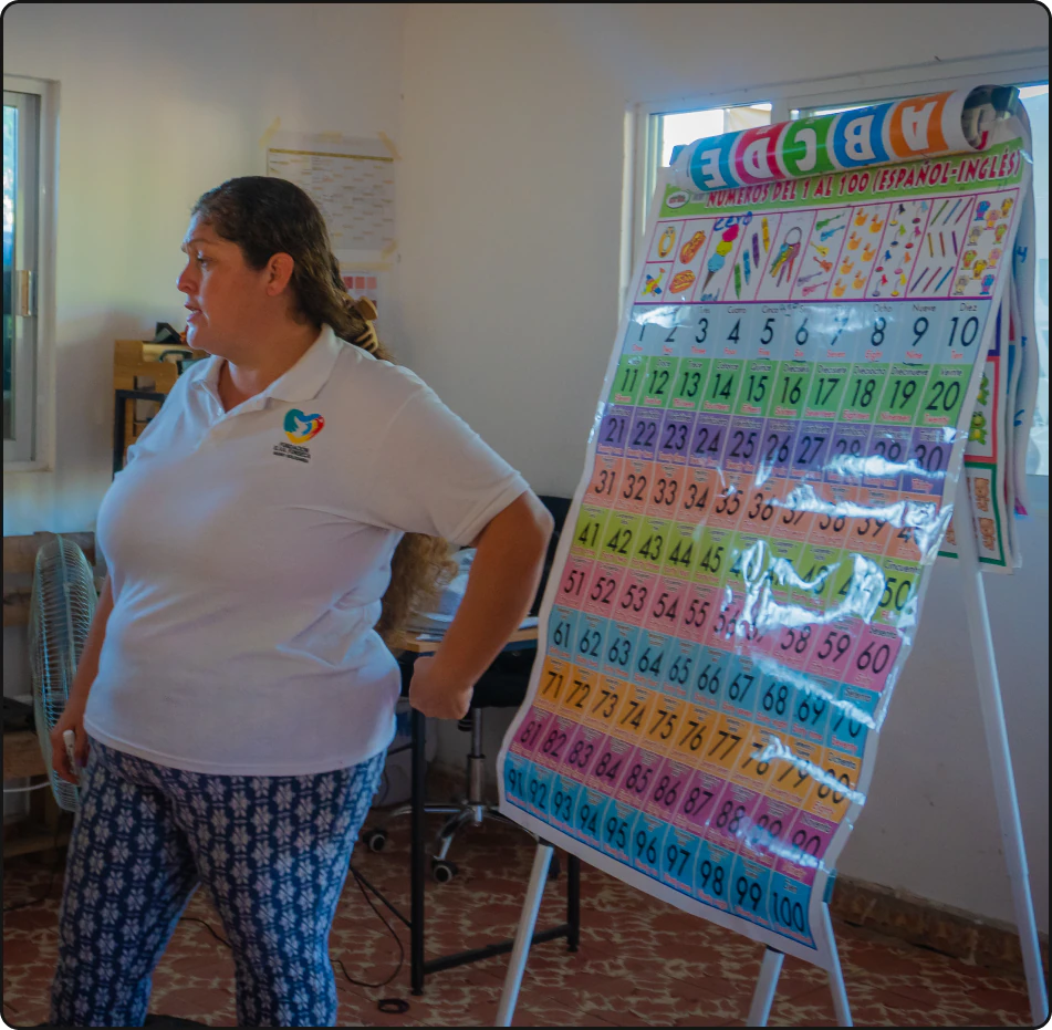 A Fundación Elva Fonseca educator leading a learning activity