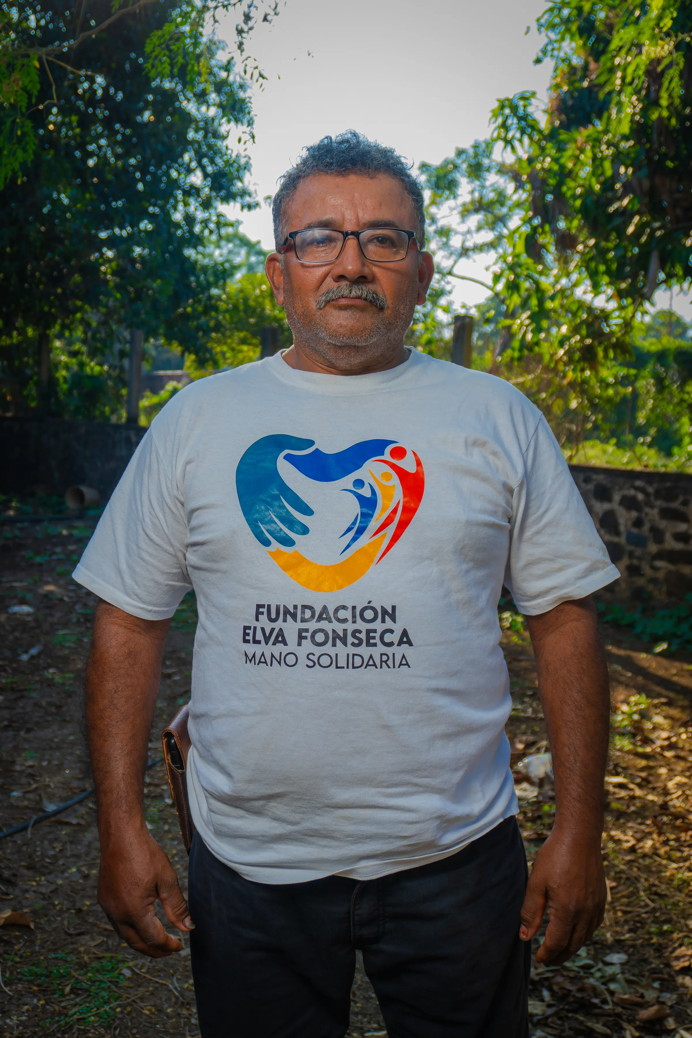 Jesus Hernandez standing outdoors, wearing a Fundación Elva Fonseca t-shirt